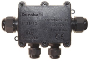 Elektryczna puszka hermetyczna IP68 80x57x41 cztery przepusty model FSH713 450V